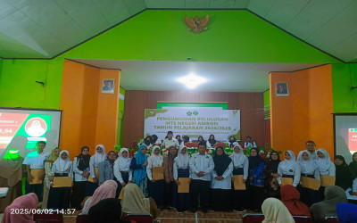 UMUMKAN KELULUSAN, KEPALA MTSN AMBON UCAPKAN TERIMA KASIH KEPADA SELURUH WALI MURID